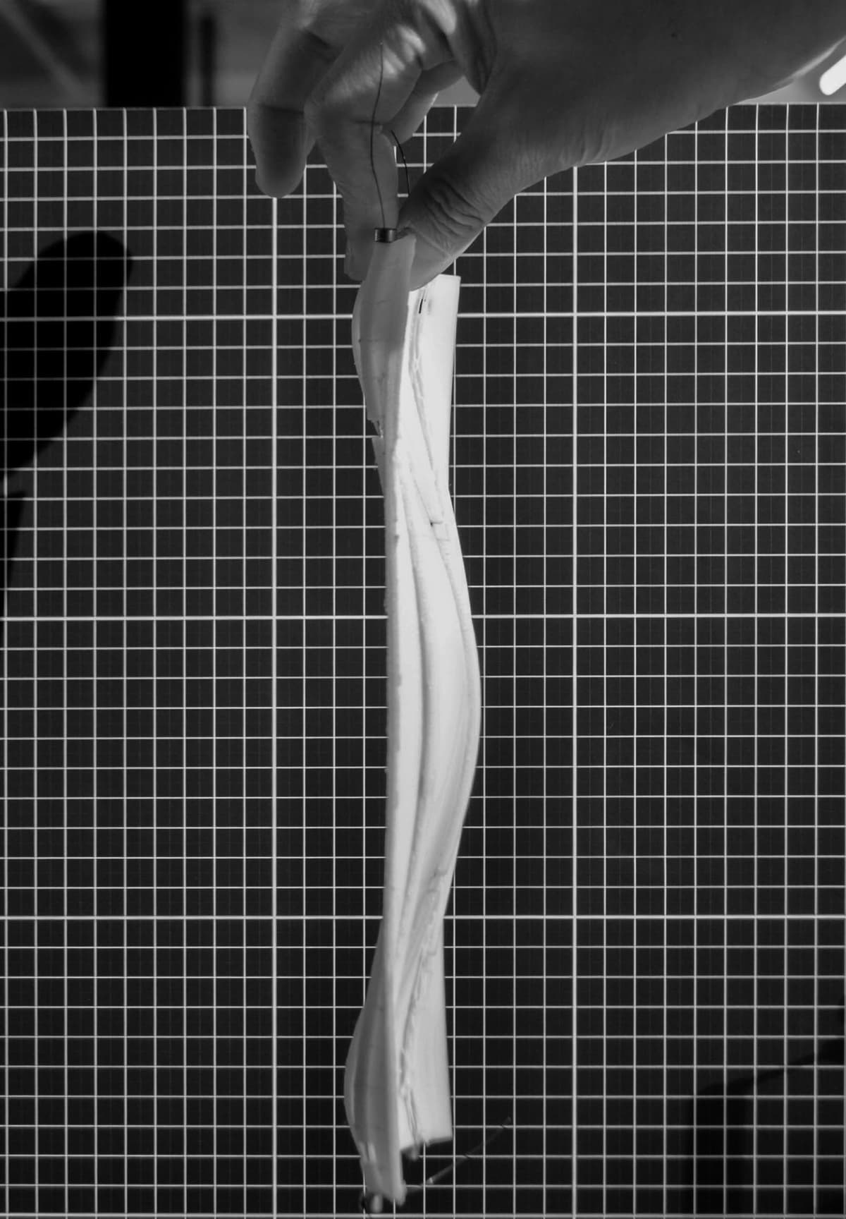 Doubly curved bi-stable specimen